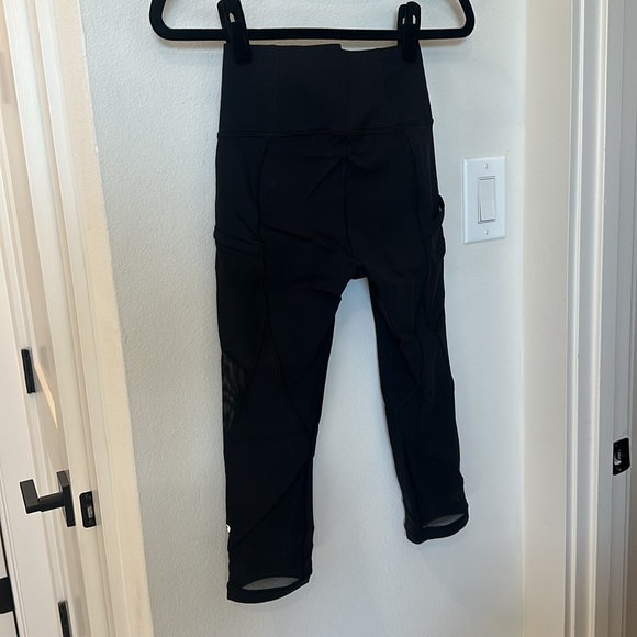 Women’s lululemon 17” crop • size: 4 • seamless waistband - Picture 5 of 7